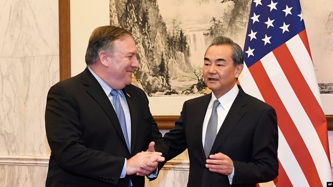 Penasihat Negara dan Menteri Luar Negeri China, Wang Yi (kanan), berbincang dengan Menteri Luar Negeri AS Mike Pompeo (kiri), sebelum pertemuan bilateral di Wisma Negara Diaoyutai, Beijing, China, 8 Oktober 2018.