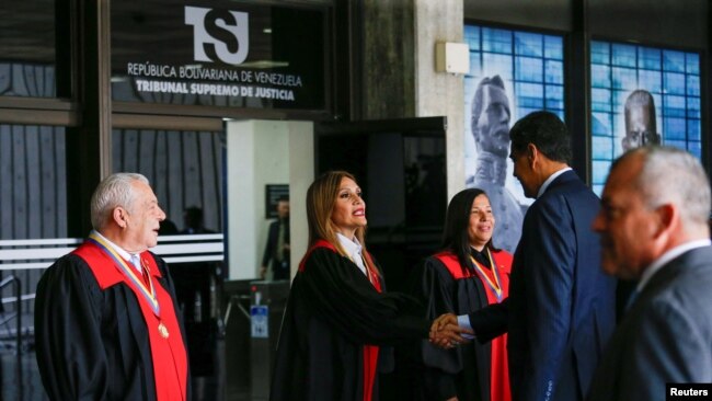 ARCHIVO - El Presidente de Venezuela, Nicolás Maduro, le da la mano a la Presidenta de la Corte Suprema de Justicia, Caryslia Rodríguez, en la Corte Suprema de Justicia, en Caracas, Venezuela, el 31 de julio de 2024. 