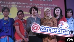 Wakil Duta Besar Amerika Serikat untuk Indonesia Kristen F. Bauer (ketiga dari kiri) untuk Indonesia bersama lima perempuan Indonesia yang mendapat penghargaan dari Kedubes AS. (VOA/Andylala Waluyo)