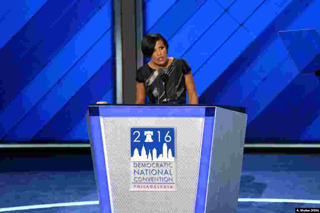 Baltimore Mayor Stephanie Rawlings-Blake calls for delegates to vote on the second day of the Democratic National Convention in Philadelphia, July 26, 2016. (A. Shaker/VOA)