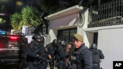 La policía irrumpe en la embajada de México en Quito, Ecuador, el viernes 5 de abril de 2024. La redada tuvo lugar horas después de que el gobierno mexicano concediera asilo político al exvicepresidente ecuatoriano Jorge Glas, buscado por presuntos actos de corrupción.