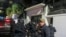 La policía irrumpe en la embajada de México en Quito, Ecuador, el viernes 5 de abril de 2024. La redada tuvo lugar horas después de que el gobierno mexicano concediera asilo político al exvicepresidente ecuatoriano Jorge Glas, buscado por presuntos actos de corrupción.
