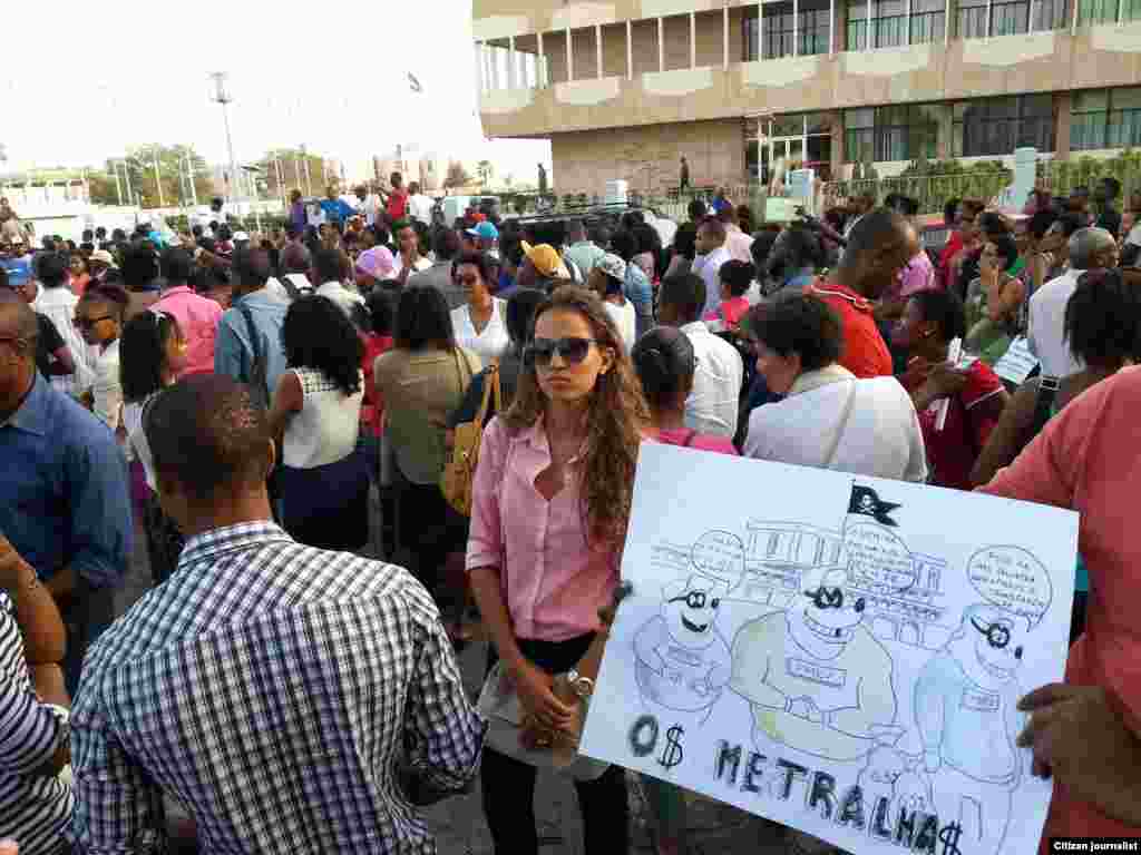 Cabo-verdianos manifestam-se contra aumento de salários e regalias dos políticos. Praia, 30 Março, 2015. Foto de Paulo Cabral