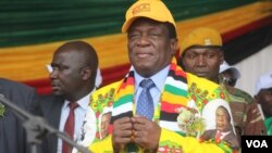 Zimbabwe's President Emmerson Mnangagwa addressing members of his Zanu PF party in Gweru town, about 350 kilometers south of Harare, May 31, 2018. (S. Mhofu for VOA) 