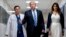 президент Трамп під час відвідування лікарні у Флориді