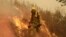 Un bombero de Sonoma lanza un dispositivo incendiario durante una operación de incendio controlado el viernes, 13 de octubre del 2017, en Glen Ellen, California. 