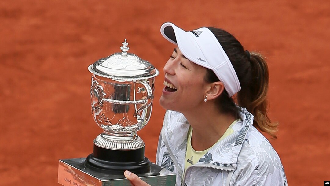 Petenis Spaynyol Garbine Muguruza dengan piala yang dimenangkannya di babak final Perancis Terbuka melawan petenis AS Serena Williams dengan hasil 7-5, 6-4, di stadion Roland Garros di Paris, Perancis, 4 Juni 2016. 