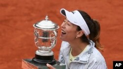 Petenis Spaynyol Garbine Muguruza dengan piala yang dimenangkannya di babak final Perancis Terbuka melawan petenis AS Serena Williams dengan hasil 7-5, 6-4, di stadion Roland Garros di Paris, Perancis, 4 Juni 2016. 