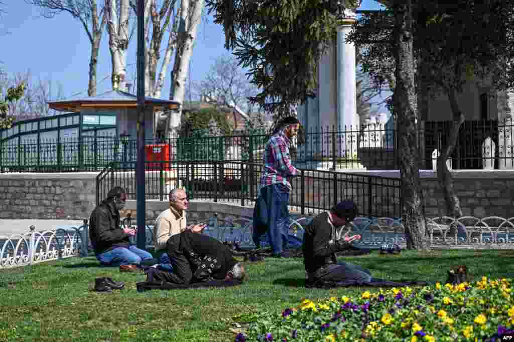 تمام مساجد کووڈ-19 کے پھیلاؤ کو روکنے کی غرض سے بند ہیں اور وہاں جمعے کو بھی باجماعت نماز ادا نہیں کی جارہی۔ اسیے میں کچھ لوگ مساجد کے قریب قائم پارکوں میں نماز ادا کررہے ہیں۔ &nbsp; &nbsp; 