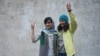 پایان ۴۰۰ روز حبس به جرم «آگاهی‌رسانی»؛ واکنش‌ها به آزادی موقت الهه محمدی و نیلوفر حامدی 