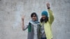 Dua jurnalis Iran Niloufar Hamedi (kanan) dan Elaheh Mohammadi menunjukkan simbol kemenangan setelah mereka berdua dibebaskan dari penjara Evin di Teheran, Iran, dengan jaminan pada 14 Januari 2024. (Foto: 