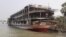 ঢাকা থেকে ২৫০ কিলোমিটার (১৬০ মাইল) দক্ষিণে ঝালকাঠিতে আগুনে পুড়ে যাওয়ার একদিন পর উপকূলে নোঙর করা হয়েছে ফেরিটি। ২৪ ডিসেম্বর ২০২১।(ছবি আরিফুর রহমান / এএফপি)