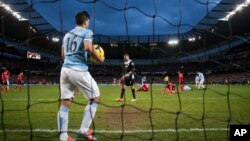 Kiper Manchester City Sergio Aguero (tengah kiri) menangkap bola dari gawang setelah rekan satu grupnya, Yaya Toure (nomor tiga dari kanan) mencetak gol. Manchester City menang 4-2 atas Cardiff dalam Kompetisi Liga Primer Inggris (18/1).