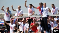 Timnas sepak bola Kroasia menaiki kendaraan terbuka di Bandara Internasional Zagreb, setelah kembali dari turnamen Piala Dunia 2018 di Rusia, 16 Juli 2018.
