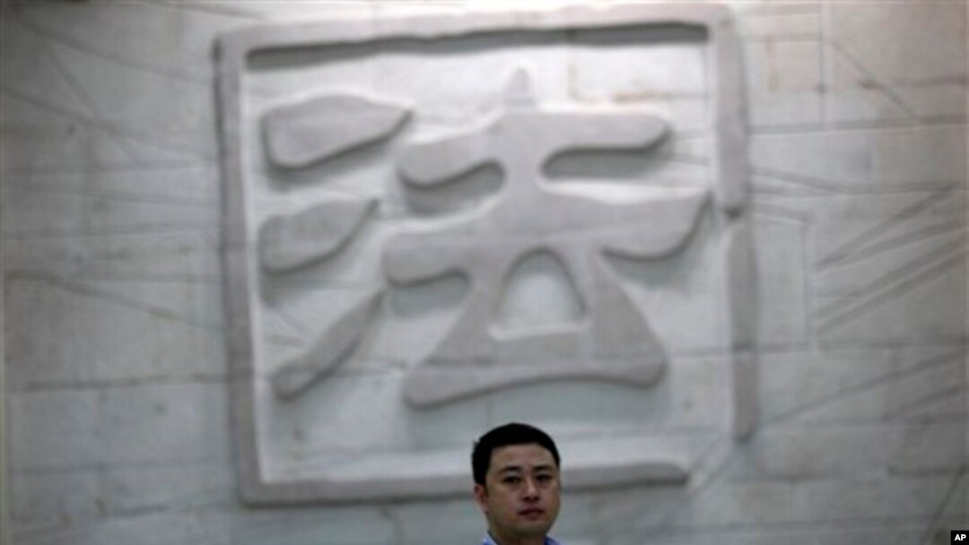 一名男子走过中国一家法院刻有“法”字的墙壁。（资料照片）