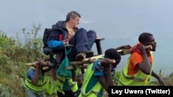 La photographie montre un touriste sur une chaise à porteurs, le 29 août 2019. (Twitter/Ley Uwera)