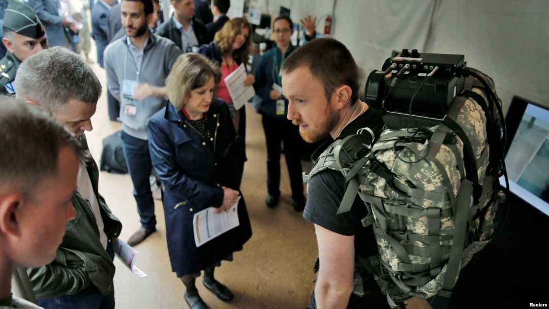 Para pengunjung memperhatikan perlengkapan berbobot ringan untuk mengurangi cedera dan kelelahan selama pameran yang diselenggarakan oleh DARPA (Defense Advanced Research Projects Agency) di Pentagon tanggal 11 Mei 2016 (foto: REUTERS/Carlos Barria)