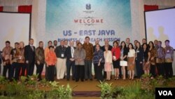 Gubernur Jatim Soekarwo, Dubes AS untuk Indonesia Robert O. Blake dan delegasi dagang AS berfoto bersama pada US-East Java Business Outreach Mission di Grahadi, Selasa 22/3 (VOA/Petrus).