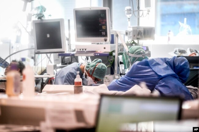 Медики работают в отделении интенсивной терапии больницы Брешии, Италия, в четверг, 19 марта 2020 года. Италия стала страной с наибольшим количеством смертей, связанных с коронавирусом, превзойдя Китай