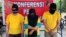 Ketiga tersangka terbakarnya pabrik rumahan korek api gas di Langkat, Sumatera Utara, dari kiri: Indramawan, Lismawarni, dan Burhan hari Senin (24/6). (VOA/Anugrah Andriansyah)