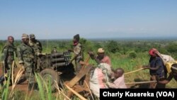 Les forces congolaises patrouillent dans le parc national de Virunga, en RDC, le 31 mai 2017. (VOA/Charly Kasereka)