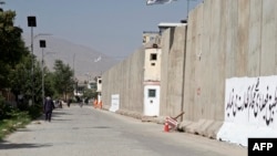 Warga Afghanistan berjalan di dekat lokasi sehari setelah seorang pengebom bunuh diri memicu bahan peledak di depan kantor pemerintah di Kabul, Selasa 3 September 2024.