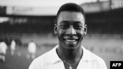 L'attaquant brésilien Pelé, vêtu de son maillot Santos, sourit avant de disputer un match de football amical avec son club contre le club français du "Racing", le 13 juin 1961 à Colombes en France.