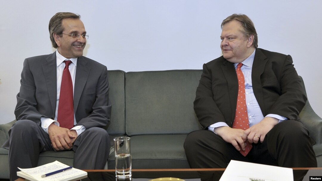 Pemimpin partai konservatif Demokrasi Baru, Antonis Samaras (kiri) dalam pembicaraan dengan pemimpin partai sosialis PASOK, Evangelos Venizelos (18/6). 