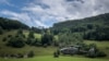 یک بالگرد نیروی هوایی سوئیس در آستانه برگزاری «نشست صلح اوکراین» در روزهای ۲۶ و ۲۷ خرداد، در اوبرگن در نزدیکی استراحتگاه مجلل بورگن استوک دیده می‌شود. (سوئیس، ۲۱ خرداد ۱۴۰۳)