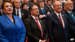 La presidenta hondureña, Xiomara Castro, junto a su homólogo colombiano, Gustavo Petro, asistieron a la toma de posesión de Bernardo Arévalo como nuevo presidente de Guatemala, el domingo 14 de enero de 2024.