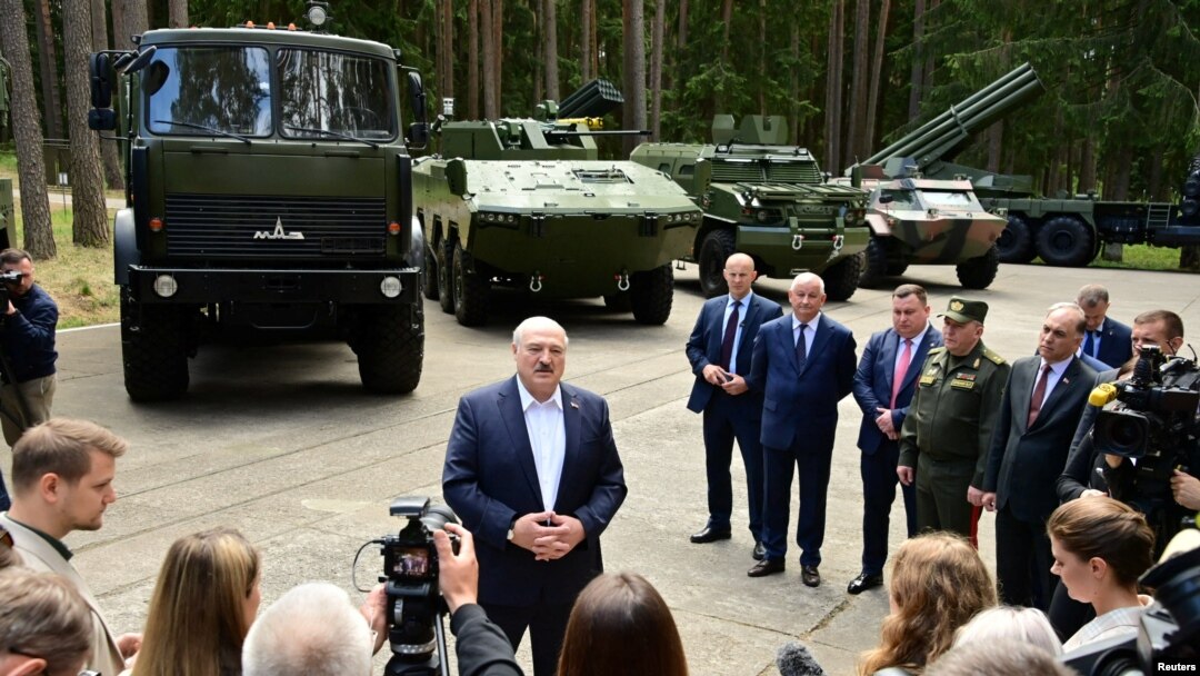 Президент Беларуси Александр Лукашенко, в центре (архивное фото)