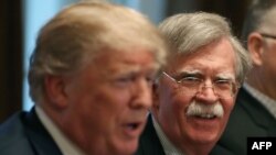 Tổng thống Donal Trump và Cố vấn An ninh Quôc gia John Bolton trong cuộc họp báo ngày 9/4/2018