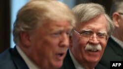 Presiden AS Donald Trump (kiri) dan Penasihat Keamanan Nasional John Bolton (foto: dok). 