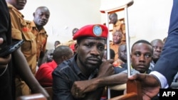 Penyanyi Uganda yang menjadi politisi Robert Kyagulanyi, atau lebih dikenal sebagai Bobi Wine, hadir di pengadilan tinggi di Gulu, Uganda utara, 27 Agustus 2018.