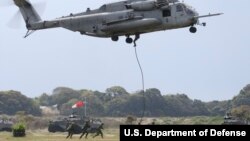 미 해병대원들이 지난해 4월 일본 사세보 아이노우라 기지에서 상륙훈련을 실시했다.