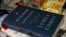 Buku baru karangan mantan Direktur Biro Investigasi Federal (FBI), "A Higher Loyalty: Truth, Lies and Leadership," dipamerkan pada 13 April 2018, di New York. 
