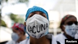 Una trabajadora del sector de la salud pide "vacunas para todos" en Caracas, Venezuela, el 17 de abril de 2021.