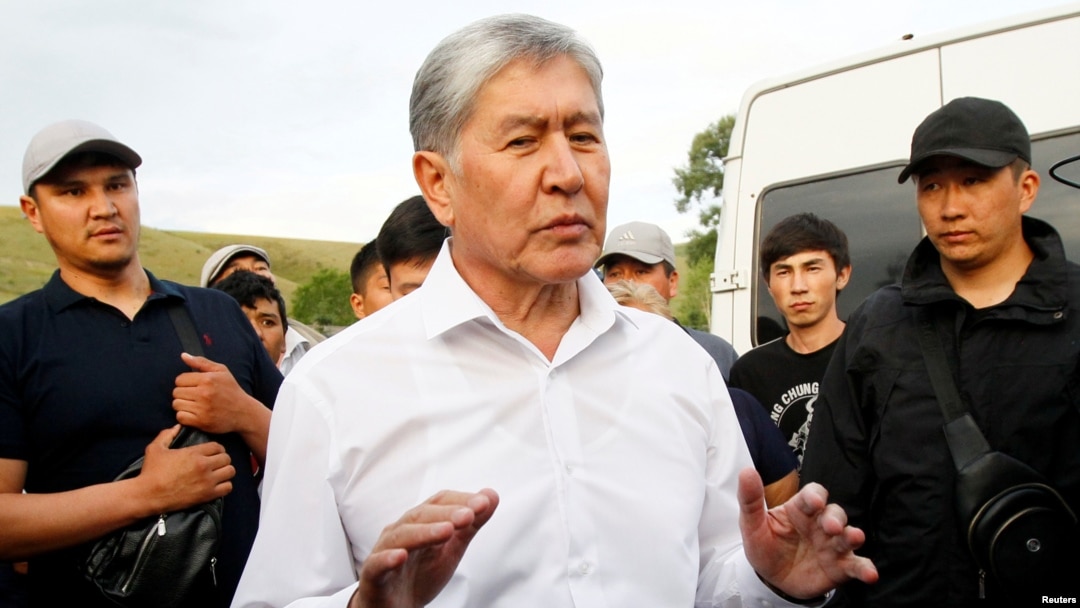 Daxlsizlik huquqidan mahrum qilingan Qirg'iziston sobiq prezidenti Almazbek Atambayev tarafdorlari davrasida, 2019-yil 27-iyun