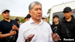 Daxlsizlik huquqidan mahrum qilingan Qirg'iziston sobiq prezidenti Almazbek Atambayev tarafdorlari davrasida, 2019-yil 27-iyun