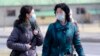  26일 북한 평양에서 시민들이 신종 코로나바이러스 감염증(COVID-19)을 막기 위해 마스크를 착용하고 있다. 