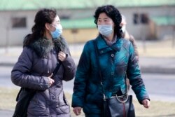 지난 26일 북한 평양 시민들이 신종 코로나바이러스 감염을 막기 위해 마스크를 착용하고 있다.