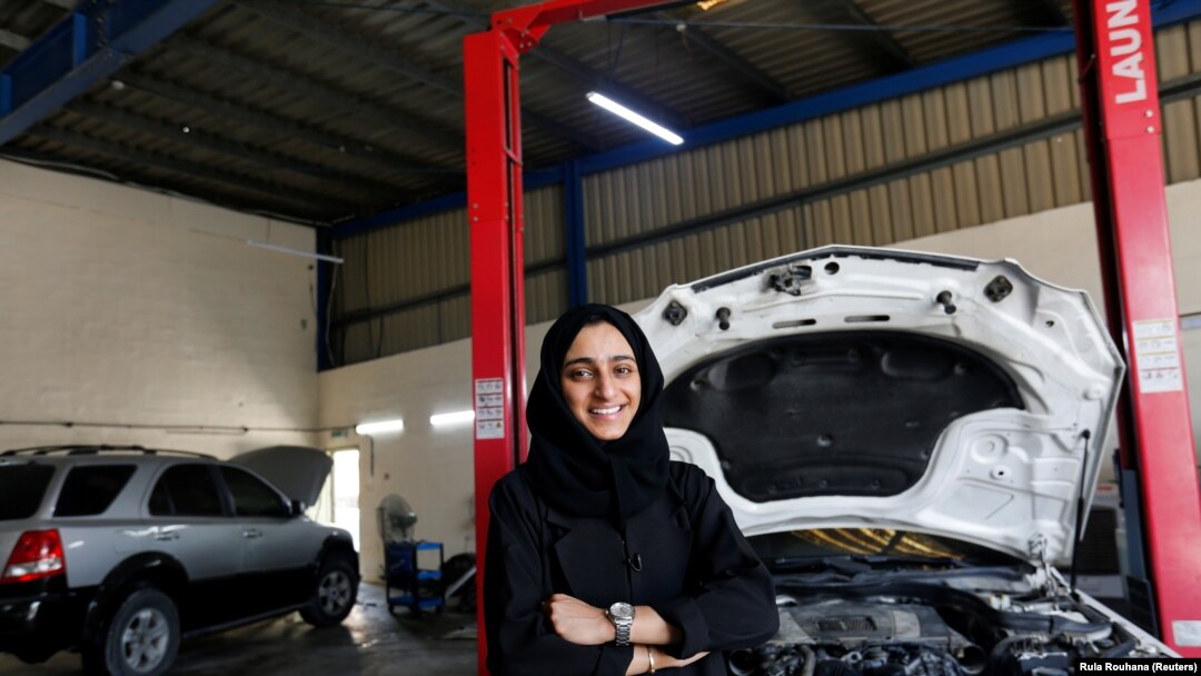 Huda al-Matroushi, seorang perempuan Emirat yang memiliki dan mengoperasikan bengkel mobil, berpose di bengkelnya di Sharjah, Uni Emirat Arab, 21 April 2021. (Foto: Rula Rouhana/Reuters)