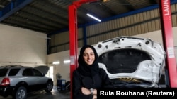 Huda al-Matroushi, seorang perempuan Emirat yang memiliki dan mengoperasikan bengkel mobil, berpose di bengkelnya di Sharjah, Uni Emirat Arab, 21 April 2021. (Foto: Rula Rouhana/Reuters)