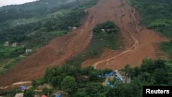 Petugas penyelamat tengah bekerja usai bencana tanah longsor di Liupanshui di Provinsi Guizhou, China barat daya, 24 Juli 2019. Longsor kembali melanda China pada 22 Januari 2024. (Foto: Ilustrasi/He Junyi/CNS via REUTERS)