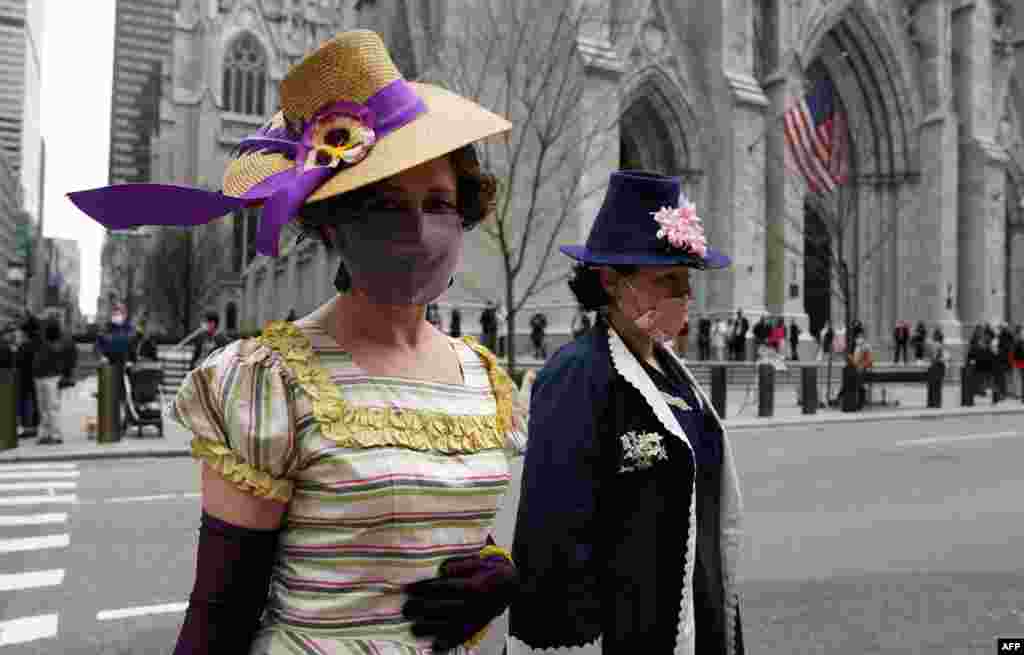 Dos mujeres caminan fuera de la Catedral de San Patricio en Nueva York el 4 de abril de 2021, despu&#233;s de los servicios de Pascua al 50% de su capacidad. El desfile anual de Pascua y el Festival Bonnet en la Quinta Avenida se volvieron virtuales.