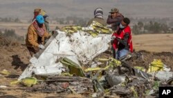 Rescatistas trabajan en el lugar donde se estrelló un avión de Ethiopian Airlines, cerca de Bishoftu, o Debre Zeit, al sur de Adís Abeba, Etiopía, el 11 de marzo de 2019.