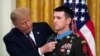 Soldado estadounidense recibe Medalla de Honor por rescate de rehenes en Irak