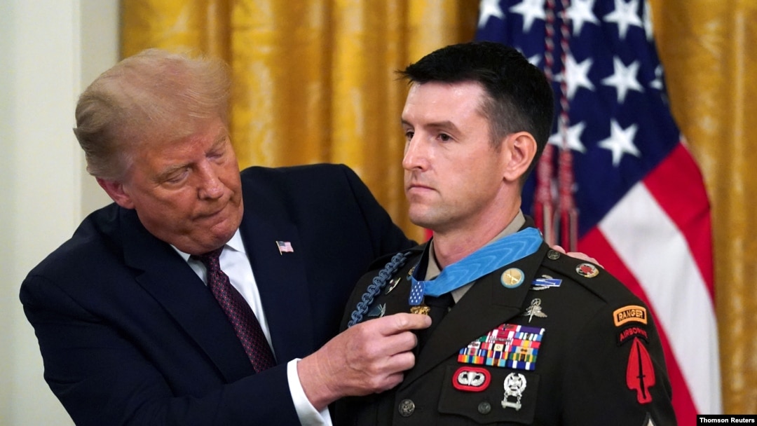 El presidente de Estados Unidos, Donald Trump, presenta la Medalla de Honor en la Casa Blanca al soldado Thomas Payne el 11 de septiembre del 2020. 