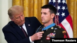 El presidente de Estados Unidos, Donald Trump, presenta la Medalla de Honor en la Casa Blanca al soldado Thomas Payne el 11 de septiembre del 2020. 