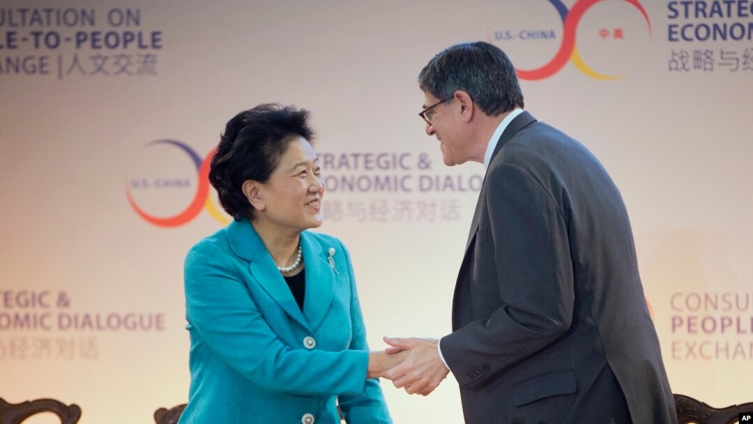 Xitoy Bosh vaziri muovini Lyu Yandong, Amerika Moliya vaziri Jek Lyu Vashingtondagi strategik muzokaralarda ko'rishmoqda. 23-iyun, 2015-yil.